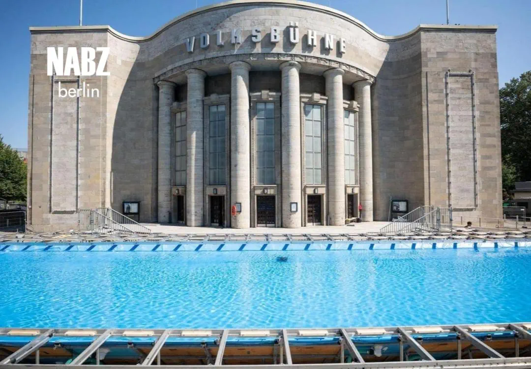 استخر رایگان در برلین: راهنمای رزرو استخر مقابل تئاتر Volksbühne